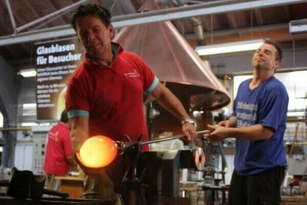 Glasblasen einmal selbst ausprobieren Copyright: (Dorotheenhütte Wolfach) Glasblasen einmal selbst ausprobieren Copyright: (Dorotheenhütte Wolfach)